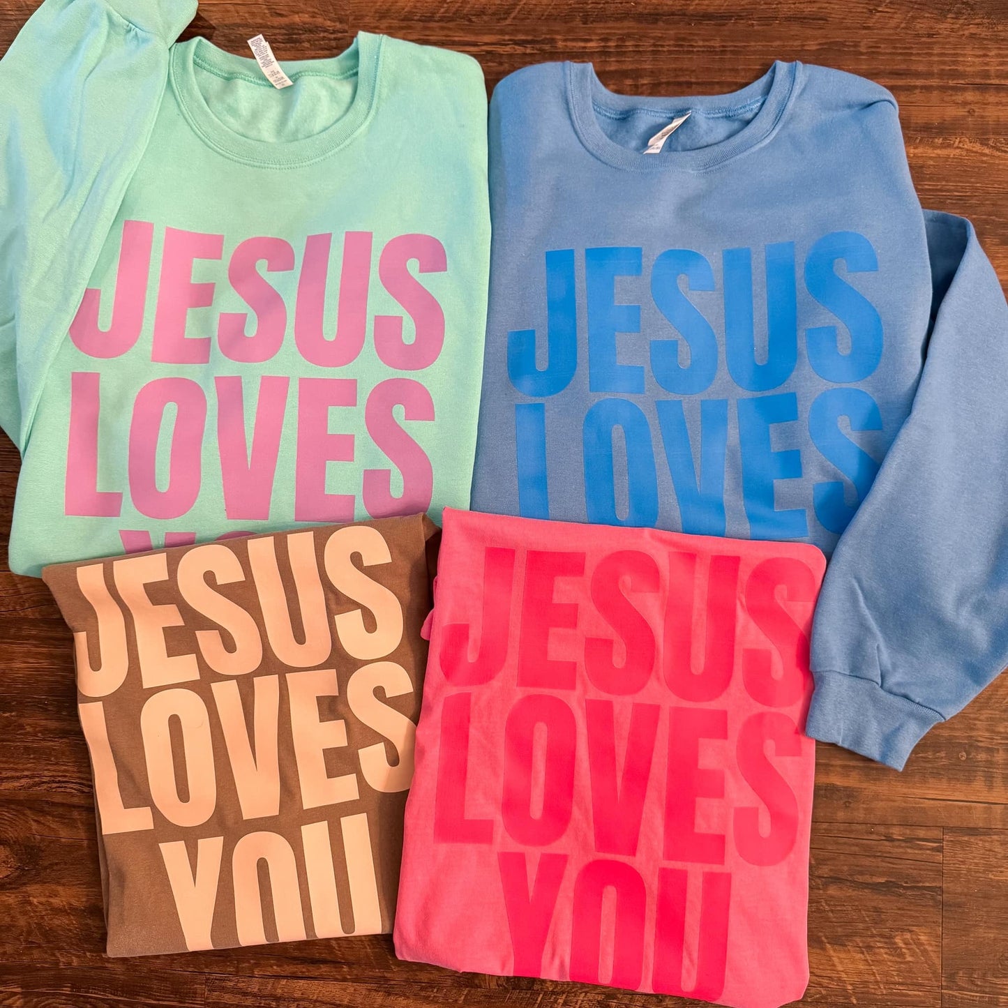 JESUS LOVES YOU - TEE